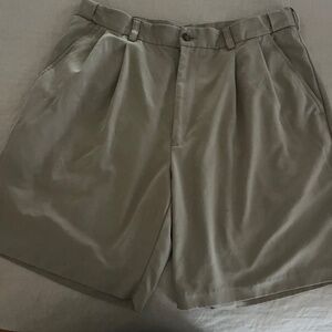Men’s tan golf shorts